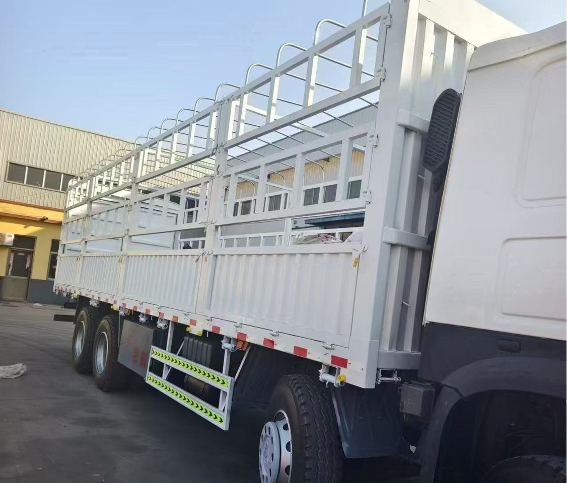 SINOTRUK HOWO 8*4 12 TIRES TWELVE WHEELS WITH FENCE - Truk pengangkut hewan: gambar 1 SINOTRUK HOWO 8*4 12 TIRES TWELVE WHEELS WITH FENCE - Truk pengangkut hewan: gambar 1