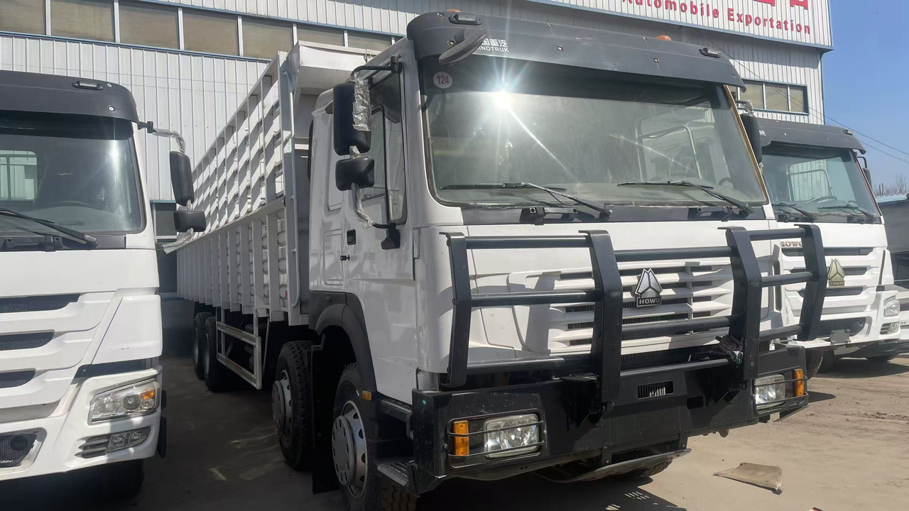 SINOTRUK HOWO 8*4 12 TIRES TWELVE WHEELS WITH FENCE - Truk pengangkut hewan: gambar 4 SINOTRUK HOWO 8*4 12 TIRES TWELVE WHEELS WITH FENCE - Truk pengangkut hewan: gambar 4