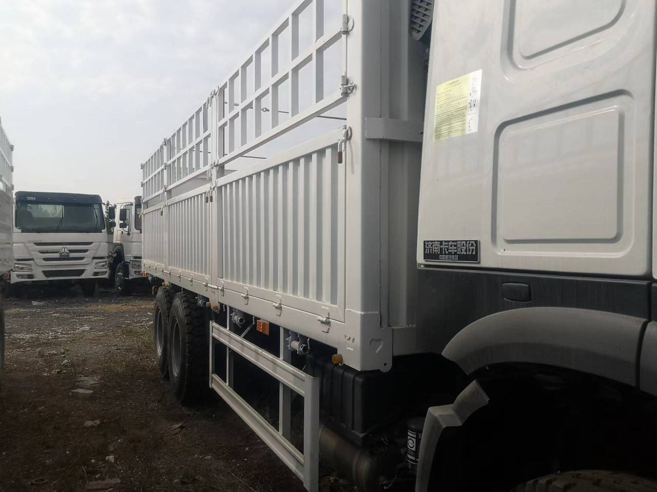 SINOTRUK HOWO LIVESTOCK DUMP TRUCK WITH FENCE - Truk jungkit: gambar 5 SINOTRUK HOWO LIVESTOCK DUMP TRUCK WITH FENCE - Truk jungkit: gambar 5