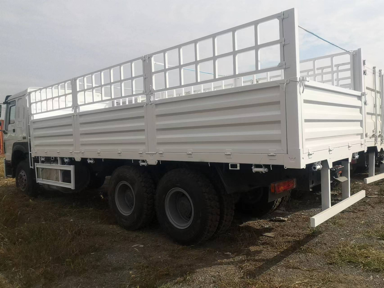 SINOTRUK HOWO LIVESTOCK DUMP TRUCK WITH FENCE - Truk jungkit: gambar 3 SINOTRUK HOWO LIVESTOCK DUMP TRUCK WITH FENCE - Truk jungkit: gambar 3