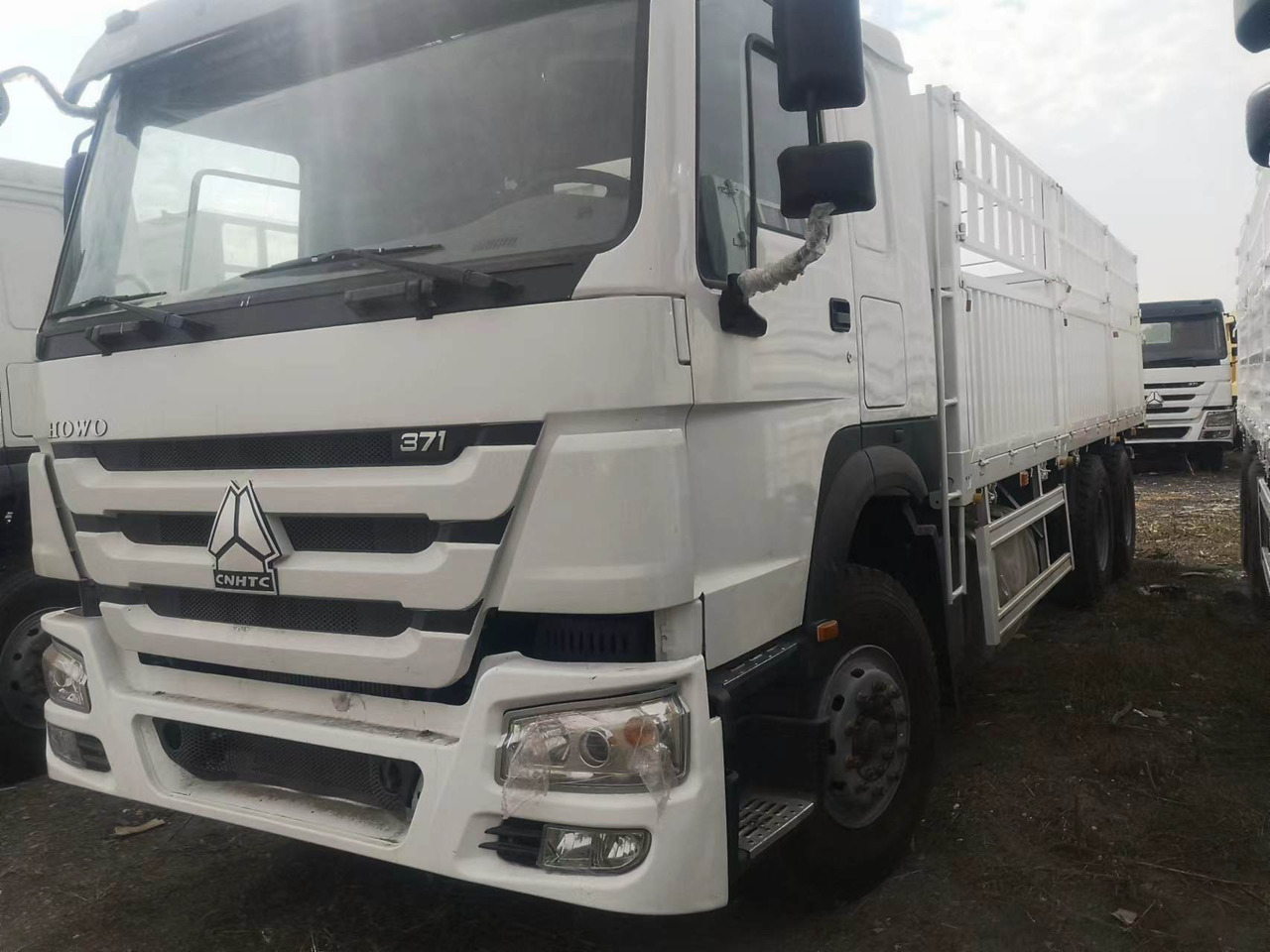 SINOTRUK HOWO LIVESTOCK DUMP TRUCK WITH FENCE - Truk jungkit: gambar 4 SINOTRUK HOWO LIVESTOCK DUMP TRUCK WITH FENCE - Truk jungkit: gambar 4