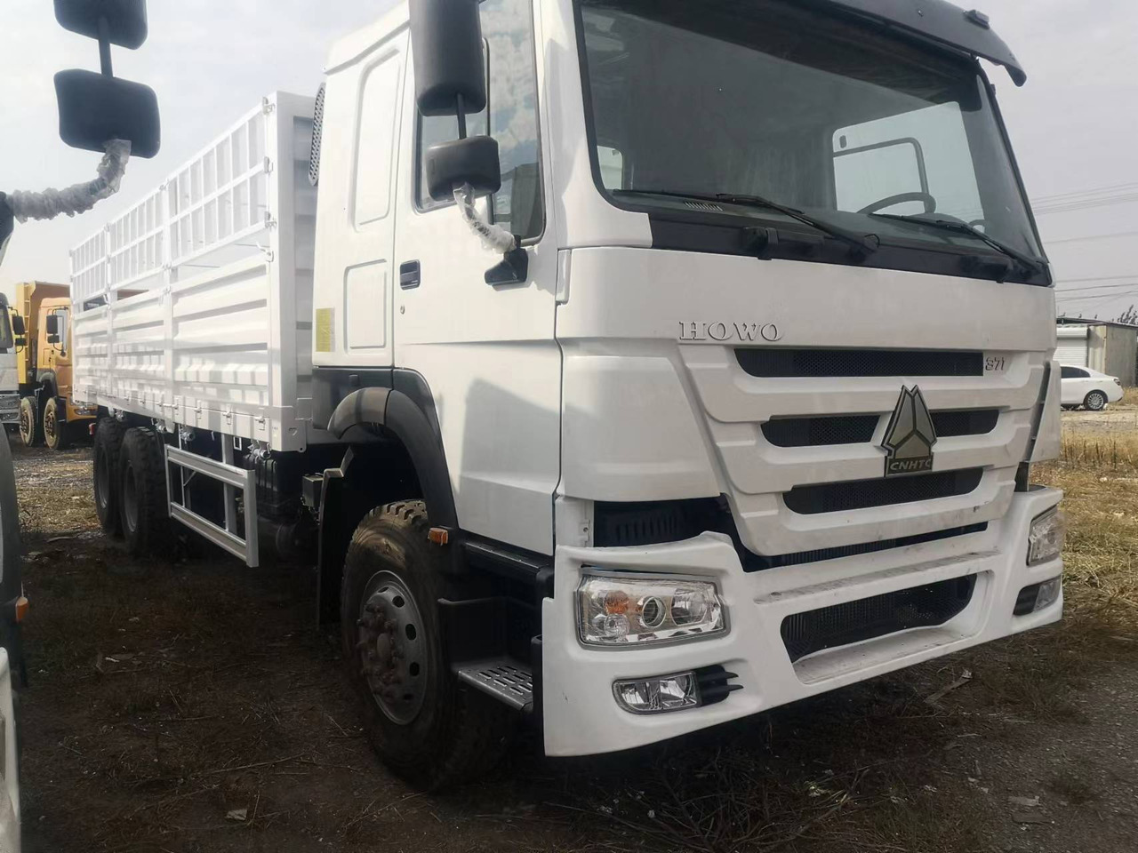 SINOTRUK HOWO LIVESTOCK DUMP TRUCK WITH FENCE - Truk jungkit: gambar 2 SINOTRUK HOWO LIVESTOCK DUMP TRUCK WITH FENCE - Truk jungkit: gambar 2