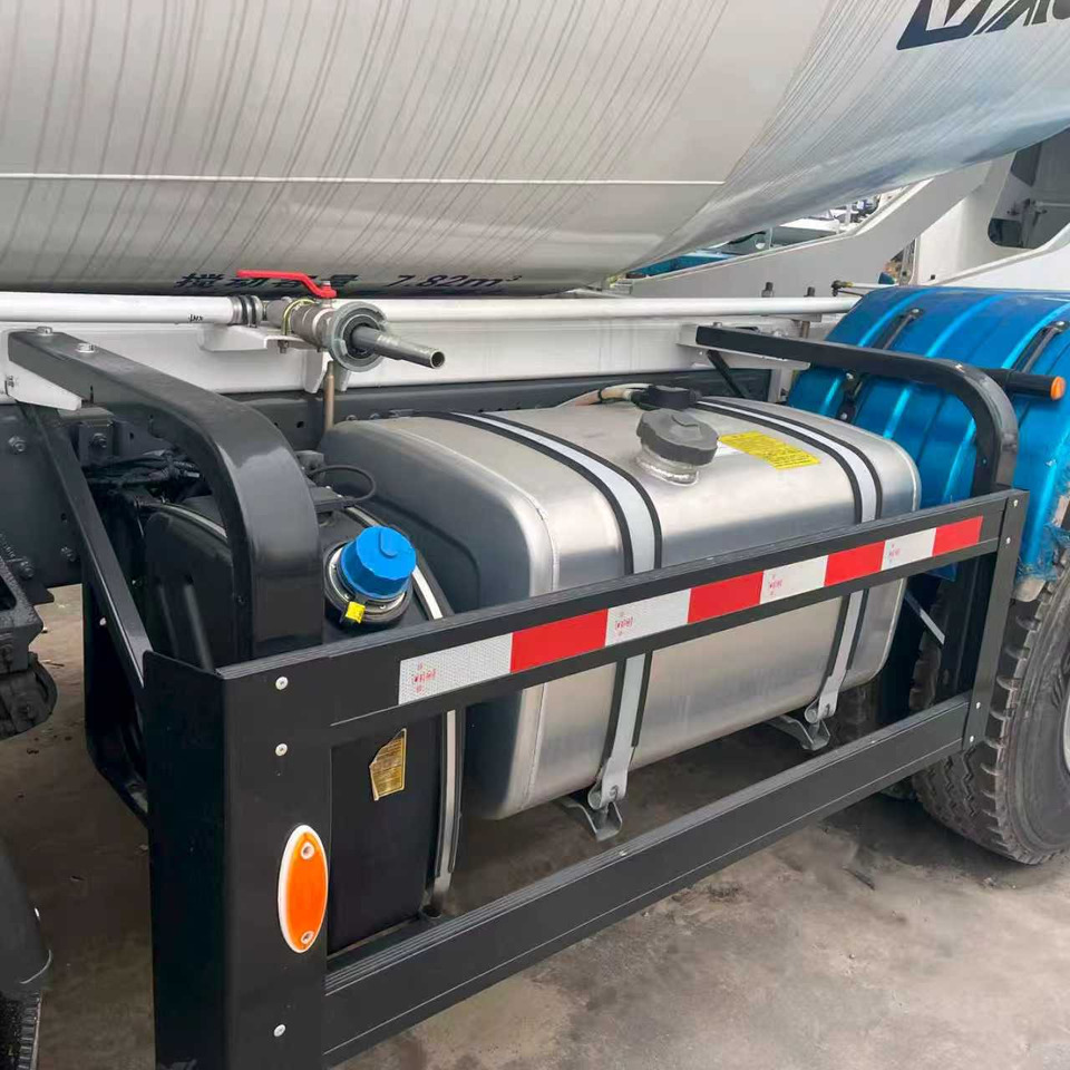 SINOTRUK TX350 Euro 5 STAGE 5 TIER FIVE - Truk pengaduk beton: gambar 4 SINOTRUK TX350 Euro 5 STAGE 5 TIER FIVE - Truk pengaduk beton: gambar 4