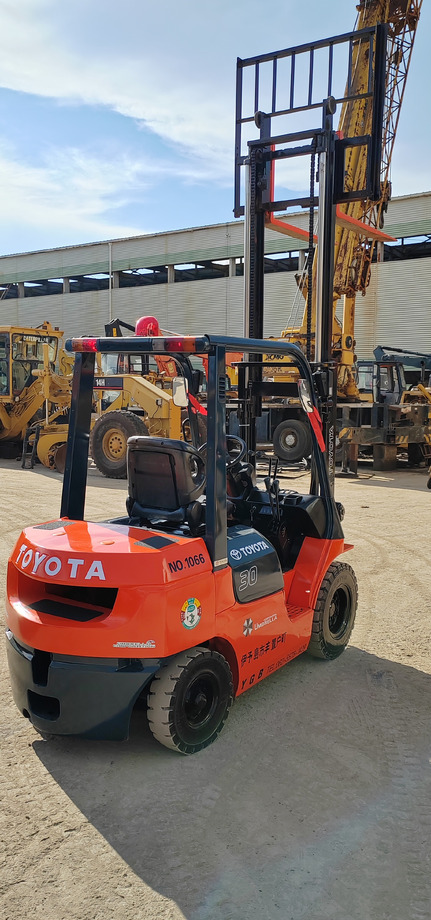TOYOTA FD 30 - Forklift: gambar 4 TOYOTA FD 30 - Forklift: gambar 4