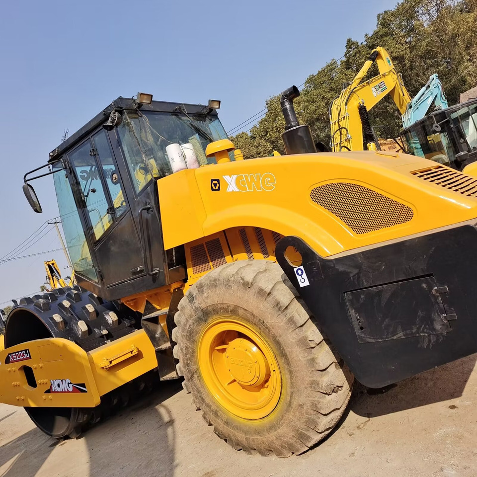 XCMG XS223J Goat Horn Vibratory Roller Compactor - Roller jalan: gambar 2 XCMG XS223J Goat Horn Vibratory Roller Compactor - Roller jalan: gambar 2