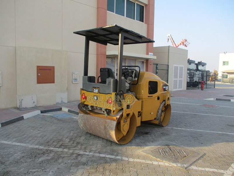 Caterpillar CB34B Tandem Roller - Rol pertanian: gambar 3 Caterpillar CB34B Tandem Roller - Rol pertanian: gambar 3