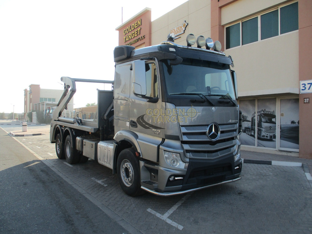 MERCEDES-BENZ 2642 6×2 DOUBLE SKIP LOADER with HIAB Crane - Truk skip loader: gambar 1 MERCEDES-BENZ 2642 6×2 DOUBLE SKIP LOADER with HIAB Crane - Truk skip loader: gambar 1