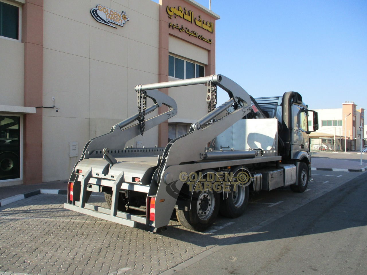 MERCEDES-BENZ 2642 6×2 DOUBLE SKIP LOADER with HIAB Crane - Truk skip loader: gambar 3 MERCEDES-BENZ 2642 6×2 DOUBLE SKIP LOADER with HIAB Crane - Truk skip loader: gambar 3