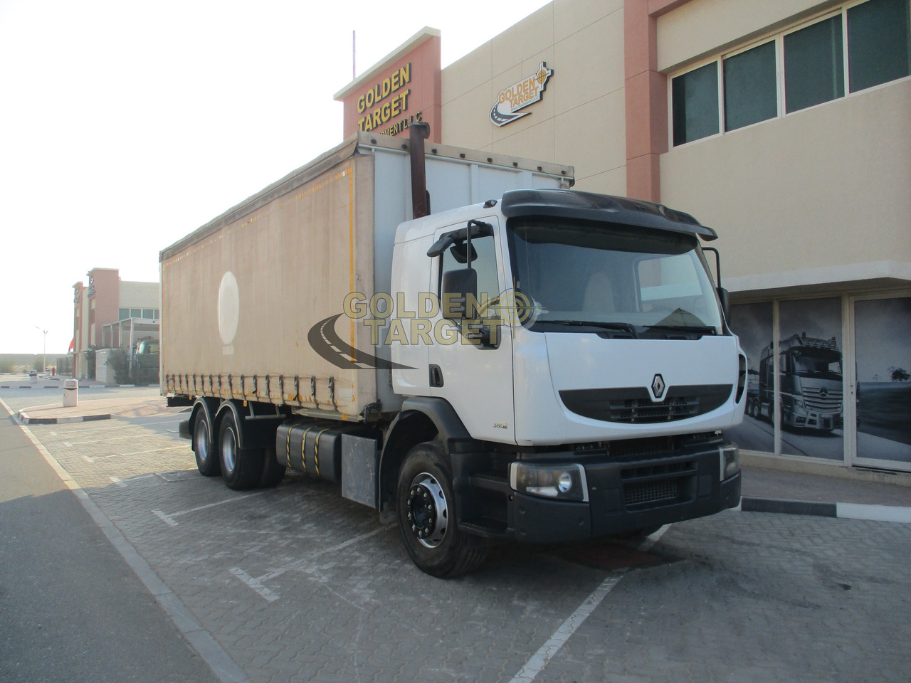 Renault KERAX 380 - Truk dengan terpal samping: gambar 1 Renault KERAX 380 - Truk dengan terpal samping: gambar 1