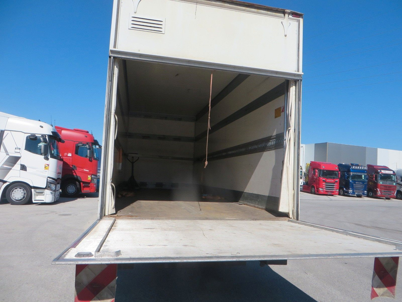 Mercedes-Benz Atego 1024 Box body with tail lift - Truk box: gambar 5 Mercedes-Benz Atego 1024 Box body with tail lift - Truk box: gambar 5