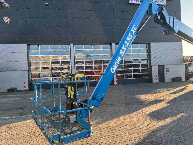 Boom teleskopik Genie SX 135 XC: gambar 8