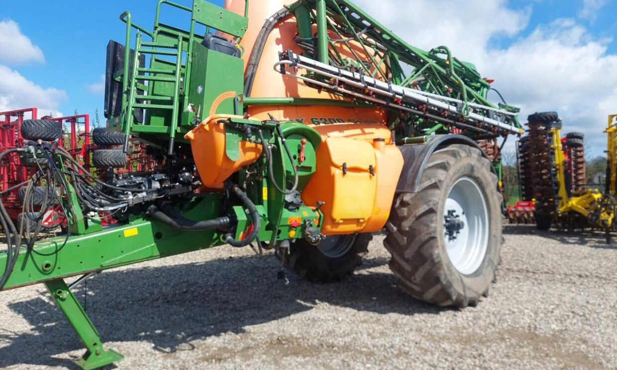 Penyemprot tertinggal Amazone UX 6200 Super 28-30 M: gambar 1