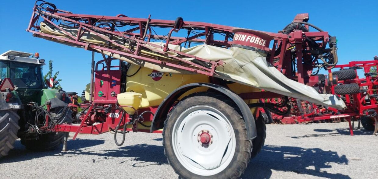 Hardi Commander Plus 4200 - 28m Twin - Penyemprot tertinggal: gambar 1 Hardi Commander Plus 4200 - 28m Twin - Penyemprot tertinggal: gambar 1