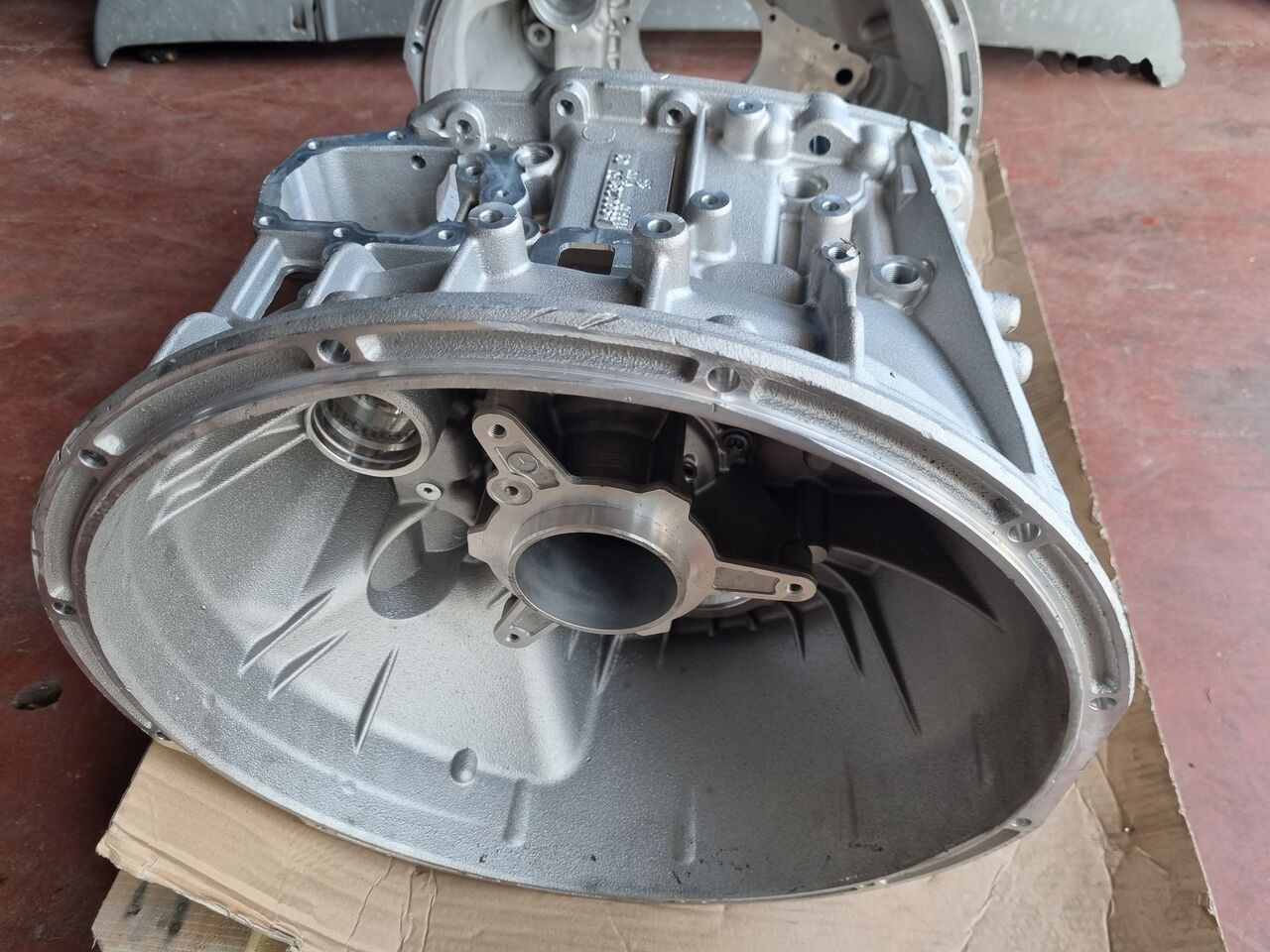 Mercedes-Benz TRANSMISSION HOUSING Mercedes-Benz ACTROS MP4 EURO 6 - Gearbox untuk Truk: gambar 1 Mercedes-Benz TRANSMISSION HOUSING Mercedes-Benz ACTROS MP4 EURO 6 - Gearbox untuk Truk: gambar 1