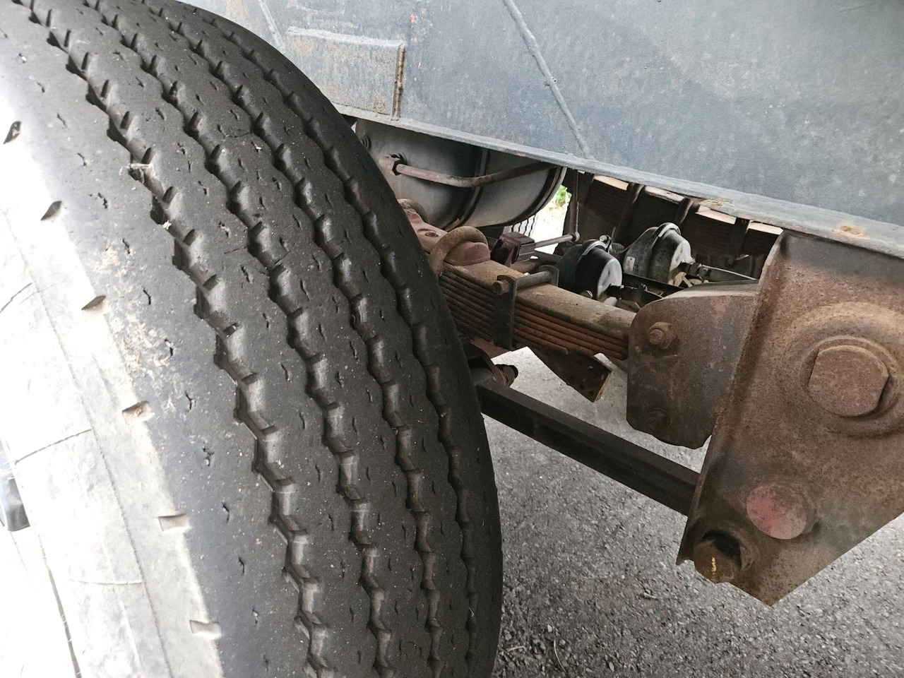 Kässbohrer Silo Güllefaß 33m³ Blattfederung - Semi trailer silo: gambar 4 Kässbohrer Silo Güllefaß 33m³ Blattfederung - Semi trailer silo: gambar 4