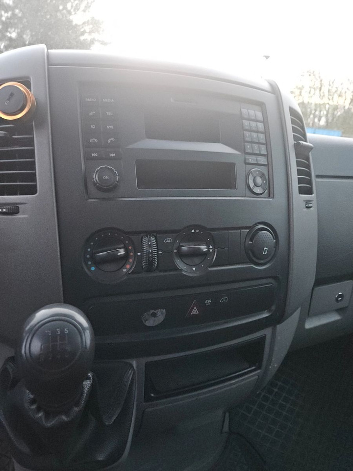 Mercedes-Benz Sprinter II Pritsche 314 CDI - Van flatbed: gambar 5 Mercedes-Benz Sprinter II Pritsche 314 CDI - Van flatbed: gambar 5