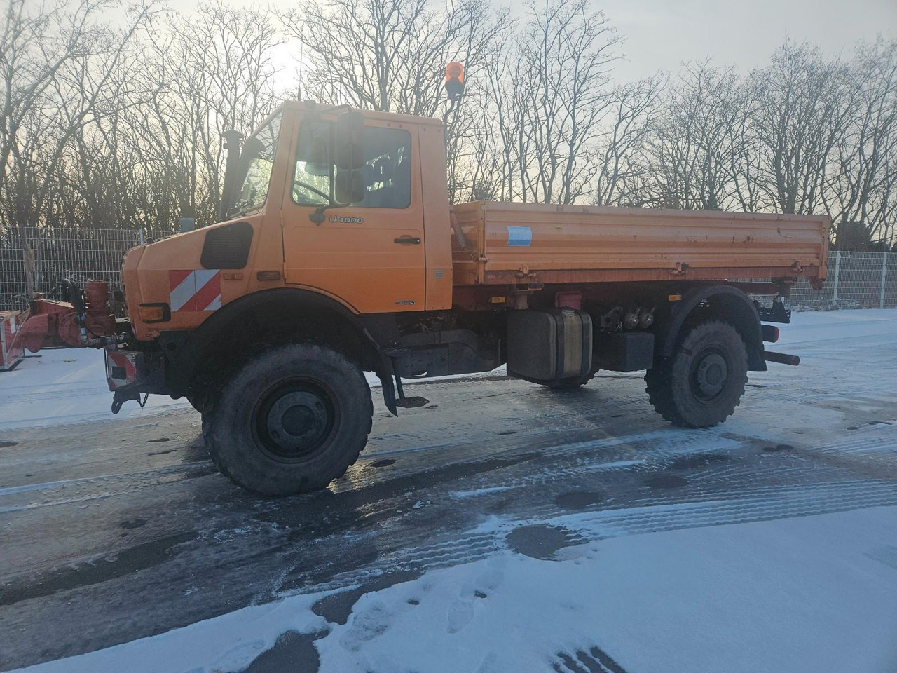 Unimog U4000 4x4 Dreiseitenkipper - Truk jungkit: gambar 1 Unimog U4000 4x4 Dreiseitenkipper - Truk jungkit: gambar 1