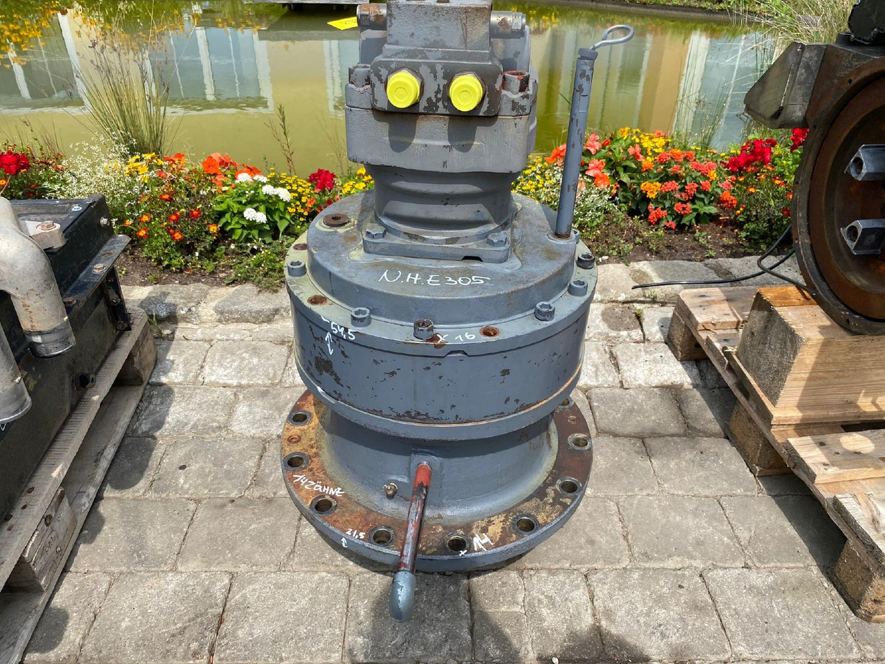 Holland E 305 - Motor ayun untuk Peralatan konstruksi: gambar 3 Holland E 305 - Motor ayun untuk Peralatan konstruksi: gambar 3