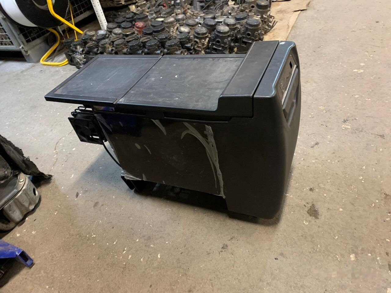 IVECO indel B 5802797207 SP940 24L stan nieznany 5802797207 IVECO - Kabin dan interior untuk Truk: gambar 1 IVECO indel B 5802797207 SP940 24L stan nieznany 5802797207 IVECO - Kabin dan interior untuk Truk: gambar 1