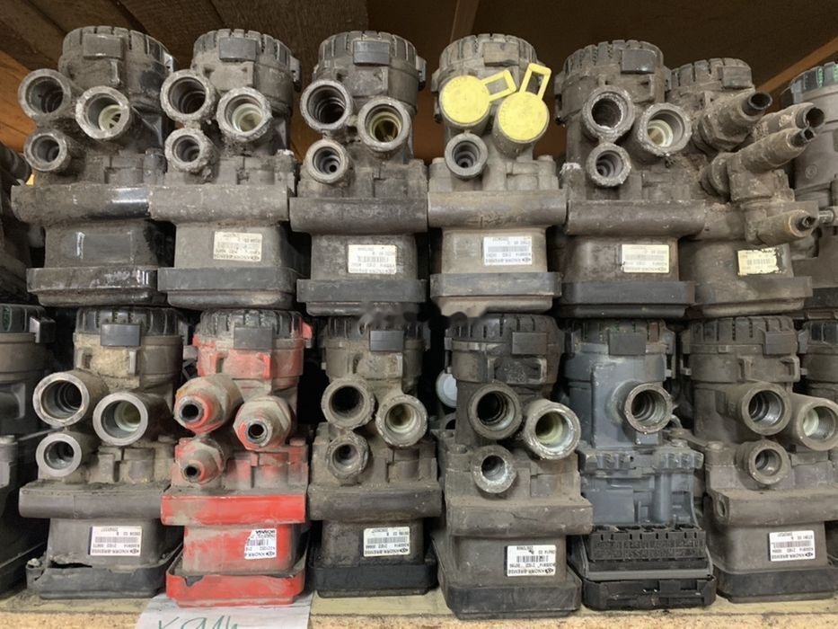 Knorr-Bremse Przód K000085 K000913 Scania Volvo RENAULT MAN K000913 K000085 K000914 - Katup rem untuk Truk: gambar 1 Knorr-Bremse Przód K000085 K000913 Scania Volvo RENAULT MAN K000913 K000085 K000914 - Katup rem untuk Truk: gambar 1