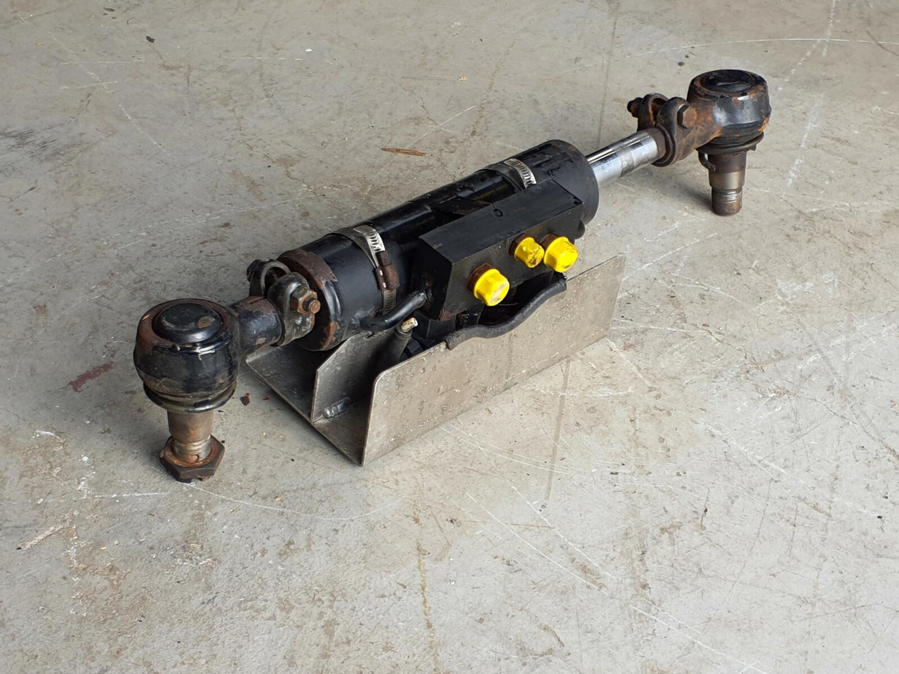 FAUN ATF 45-3 steering cilinder left axle 3 - Silinder hidrolik untuk Derek bergerak: gambar 4 FAUN ATF 45-3 steering cilinder left axle 3 - Silinder hidrolik untuk Derek bergerak: gambar 4