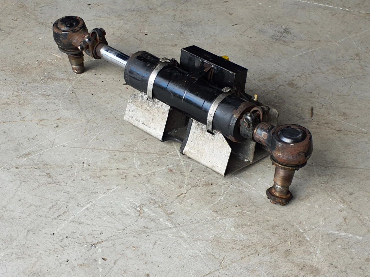 FAUN ATF 45-3 steering cilinder left axle 3 - Silinder hidrolik untuk Derek bergerak: gambar 2 FAUN ATF 45-3 steering cilinder left axle 3 - Silinder hidrolik untuk Derek bergerak: gambar 2