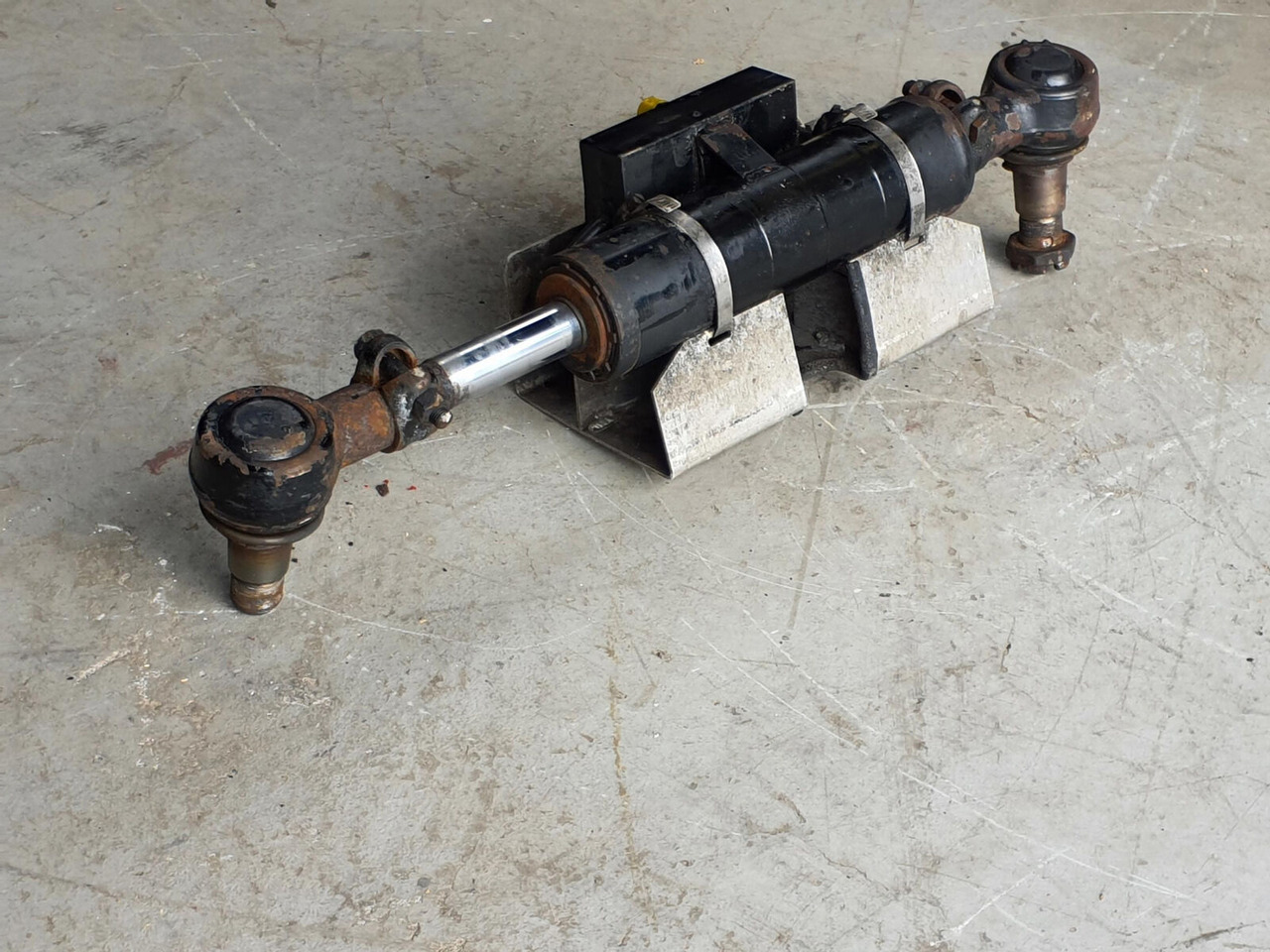 FAUN ATF 45-3 steering cilinder left axle 3 - Silinder hidrolik untuk Derek bergerak: gambar 1 FAUN ATF 45-3 steering cilinder left axle 3 - Silinder hidrolik untuk Derek bergerak: gambar 1
