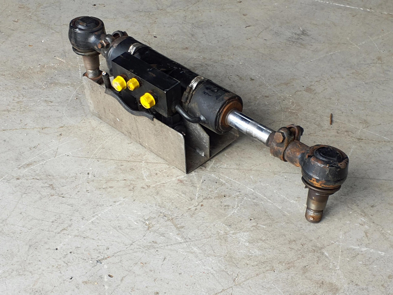 FAUN ATF 45-3 steering cilinder left axle 3 - Silinder hidrolik untuk Derek bergerak: gambar 3 FAUN ATF 45-3 steering cilinder left axle 3 - Silinder hidrolik untuk Derek bergerak: gambar 3