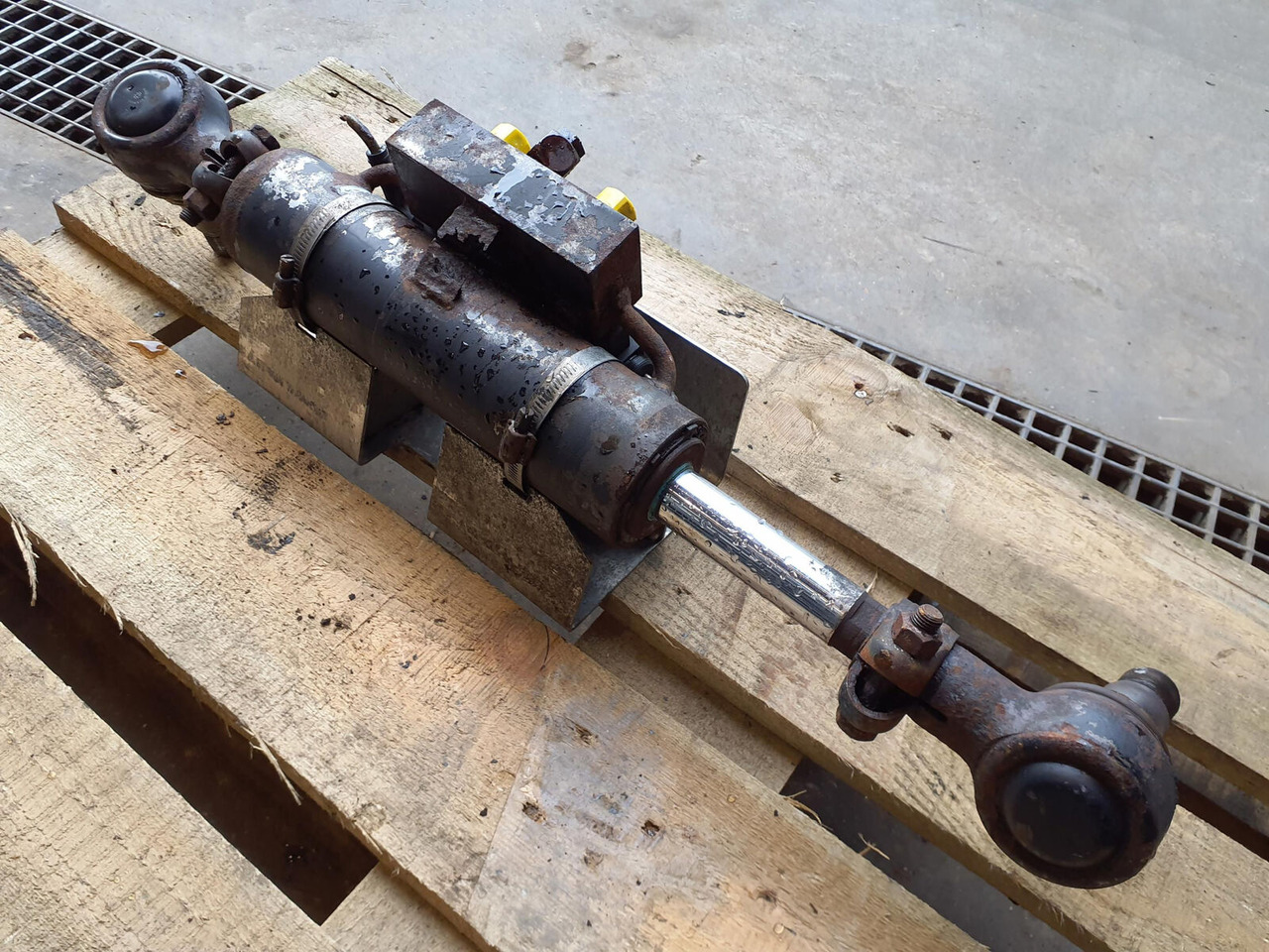 FAUN ATF 45-3 steering cilinder right axle 3 - Silinder hidrolik untuk Derek bergerak: gambar 3 FAUN ATF 45-3 steering cilinder right axle 3 - Silinder hidrolik untuk Derek bergerak: gambar 3