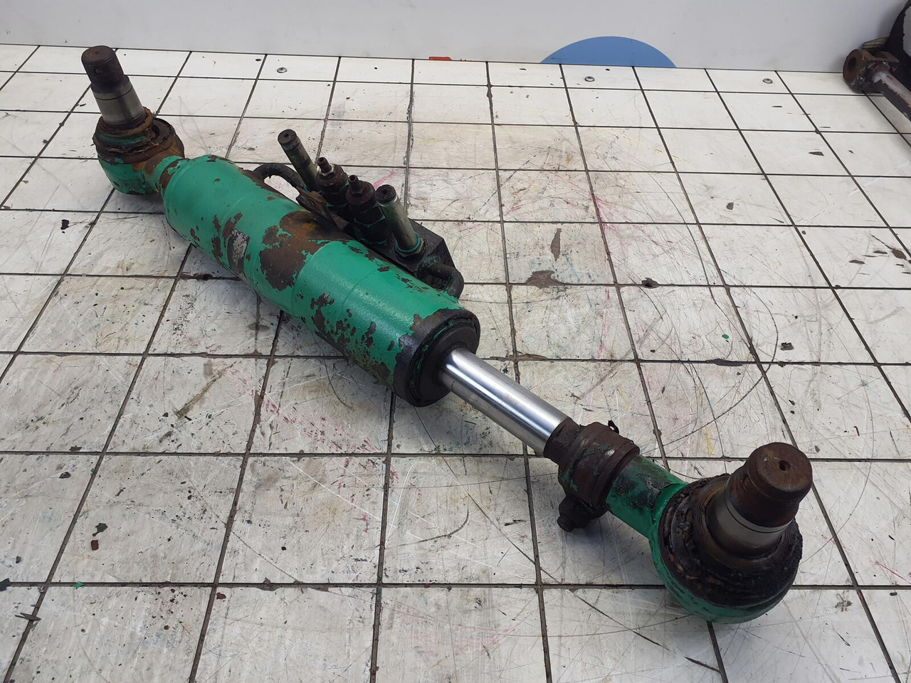 FAUN ATF 60-3 axle 3 steering lock cylinder left side - Silinder hidrolik untuk Derek bergerak: gambar 1 FAUN ATF 60-3 axle 3 steering lock cylinder left side - Silinder hidrolik untuk Derek bergerak: gambar 1