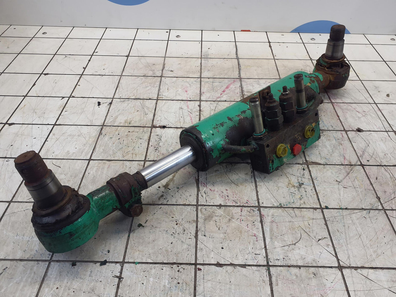 FAUN ATF 60-3 axle 3 steering lock cylinder left side - Silinder hidrolik untuk Derek bergerak: gambar 2 FAUN ATF 60-3 axle 3 steering lock cylinder left side - Silinder hidrolik untuk Derek bergerak: gambar 2