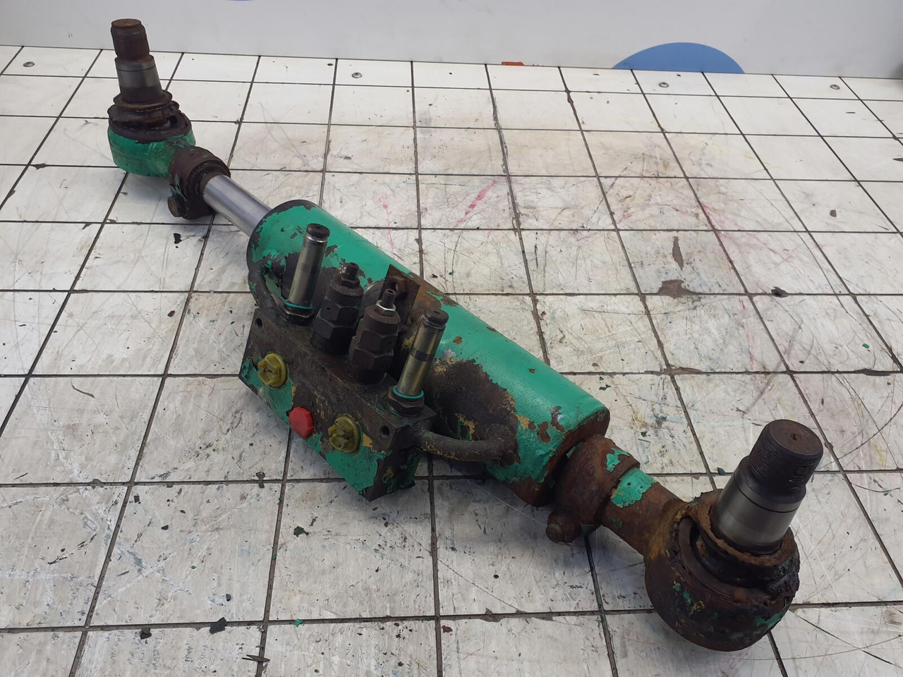 FAUN ATF 60-3 axle 3 steering lock cylinder left side - Silinder hidrolik untuk Derek bergerak: gambar 3 FAUN ATF 60-3 axle 3 steering lock cylinder left side - Silinder hidrolik untuk Derek bergerak: gambar 3
