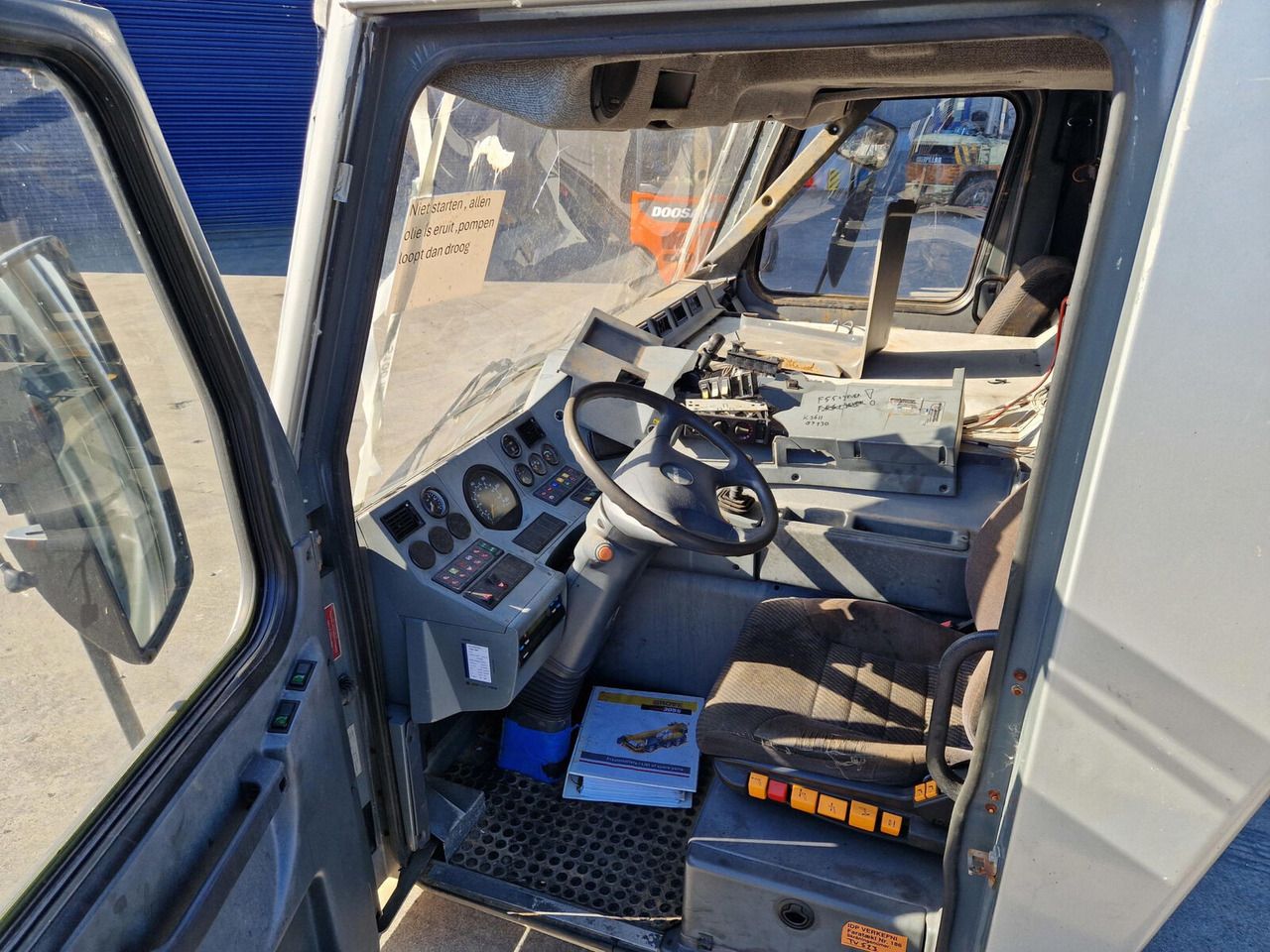 Grove GMK 3055 drivers cabin - Kabin untuk Derek: gambar 3 Grove GMK 3055 drivers cabin - Kabin untuk Derek: gambar 3