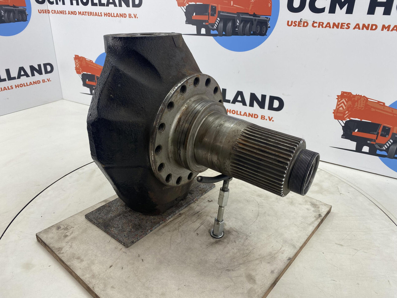 Liebherr LTM 1035 Steering knuckle 16 holes axle 1 - Buku jari kemudi untuk Derek bergerak: gambar 3 Liebherr LTM 1035 Steering knuckle 16 holes axle 1 - Buku jari kemudi untuk Derek bergerak: gambar 3