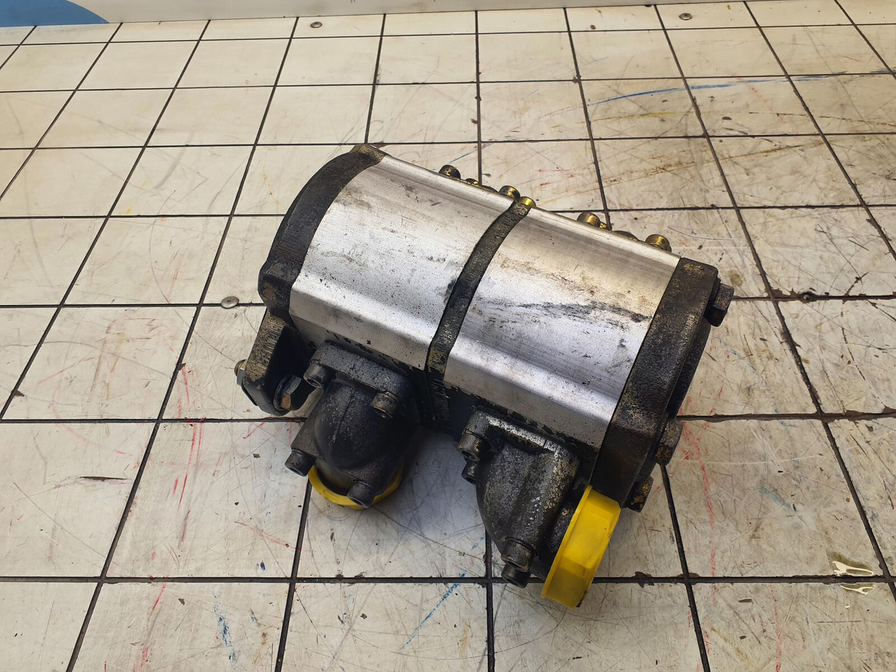 Liebherr LTM 1045-3.1 dual gear pump - Pompa hidrolik untuk Derek bergerak: gambar 3 Liebherr LTM 1045-3.1 dual gear pump - Pompa hidrolik untuk Derek bergerak: gambar 3
