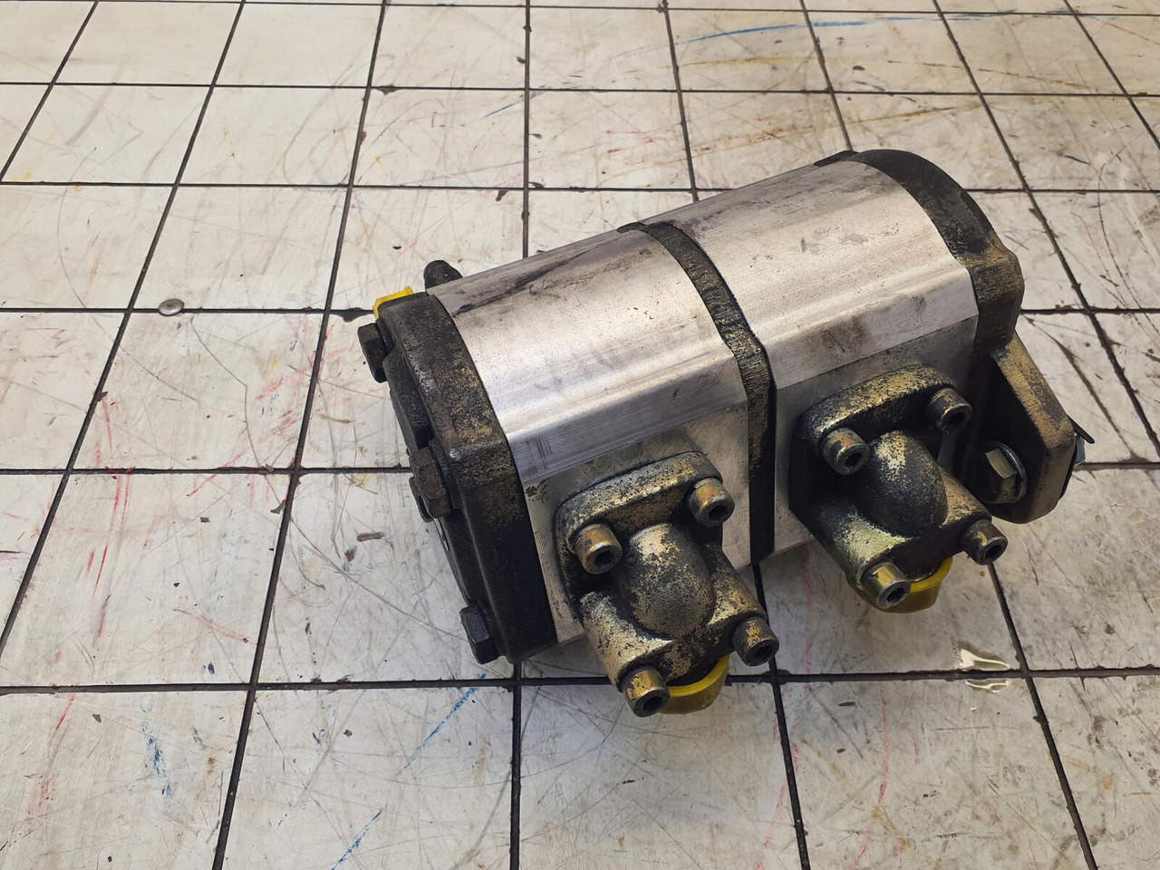 Liebherr LTM 1045-3.1 dual gear pump - Pompa hidrolik untuk Derek bergerak: gambar 1 Liebherr LTM 1045-3.1 dual gear pump - Pompa hidrolik untuk Derek bergerak: gambar 1
