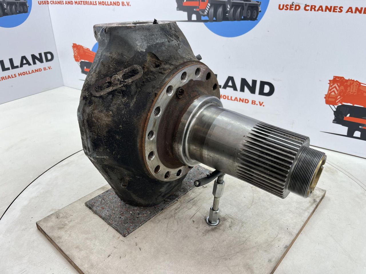 Liebherr LTM 1070-4.2 Steering knuckle 16 holes axle 3 - Buku jari kemudi untuk Derek bergerak: gambar 3 Liebherr LTM 1070-4.2 Steering knuckle 16 holes axle 3 - Buku jari kemudi untuk Derek bergerak: gambar 3