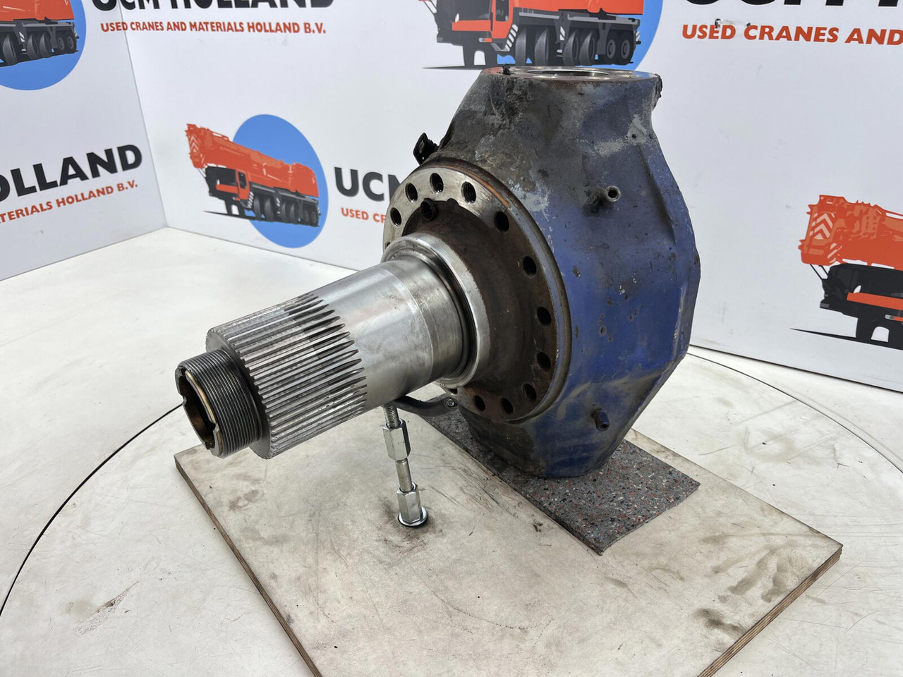 Liebherr LTM 1070-4.2 Steering knuckle 16 holes axle 3 - Buku jari kemudi untuk Derek bergerak: gambar 1 Liebherr LTM 1070-4.2 Steering knuckle 16 holes axle 3 - Buku jari kemudi untuk Derek bergerak: gambar 1