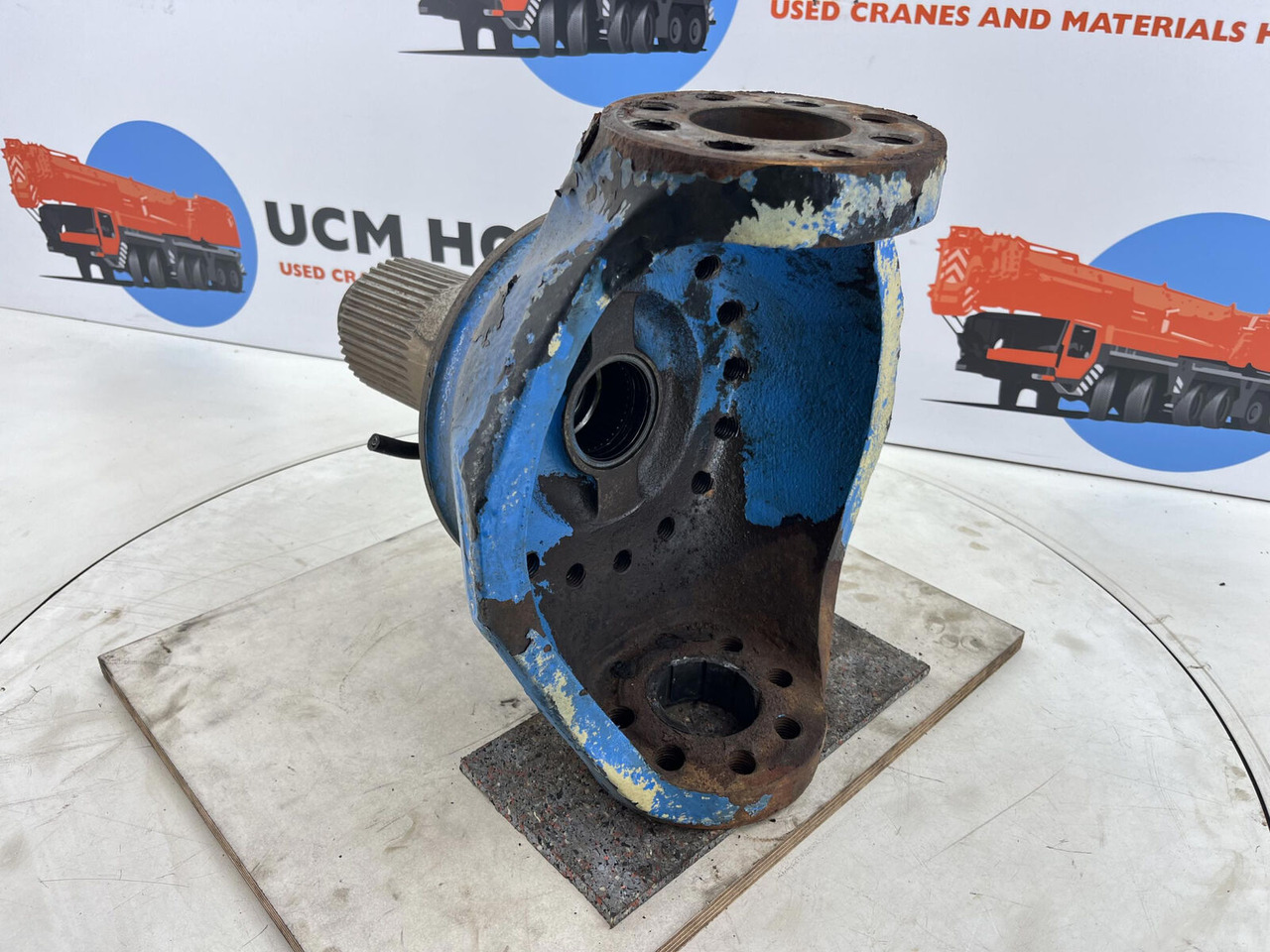 Liebherr LTM 1070 Steering knuckle 16 holes axle 4 - Buku jari kemudi untuk Derek bergerak: gambar 4 Liebherr LTM 1070 Steering knuckle 16 holes axle 4 - Buku jari kemudi untuk Derek bergerak: gambar 4