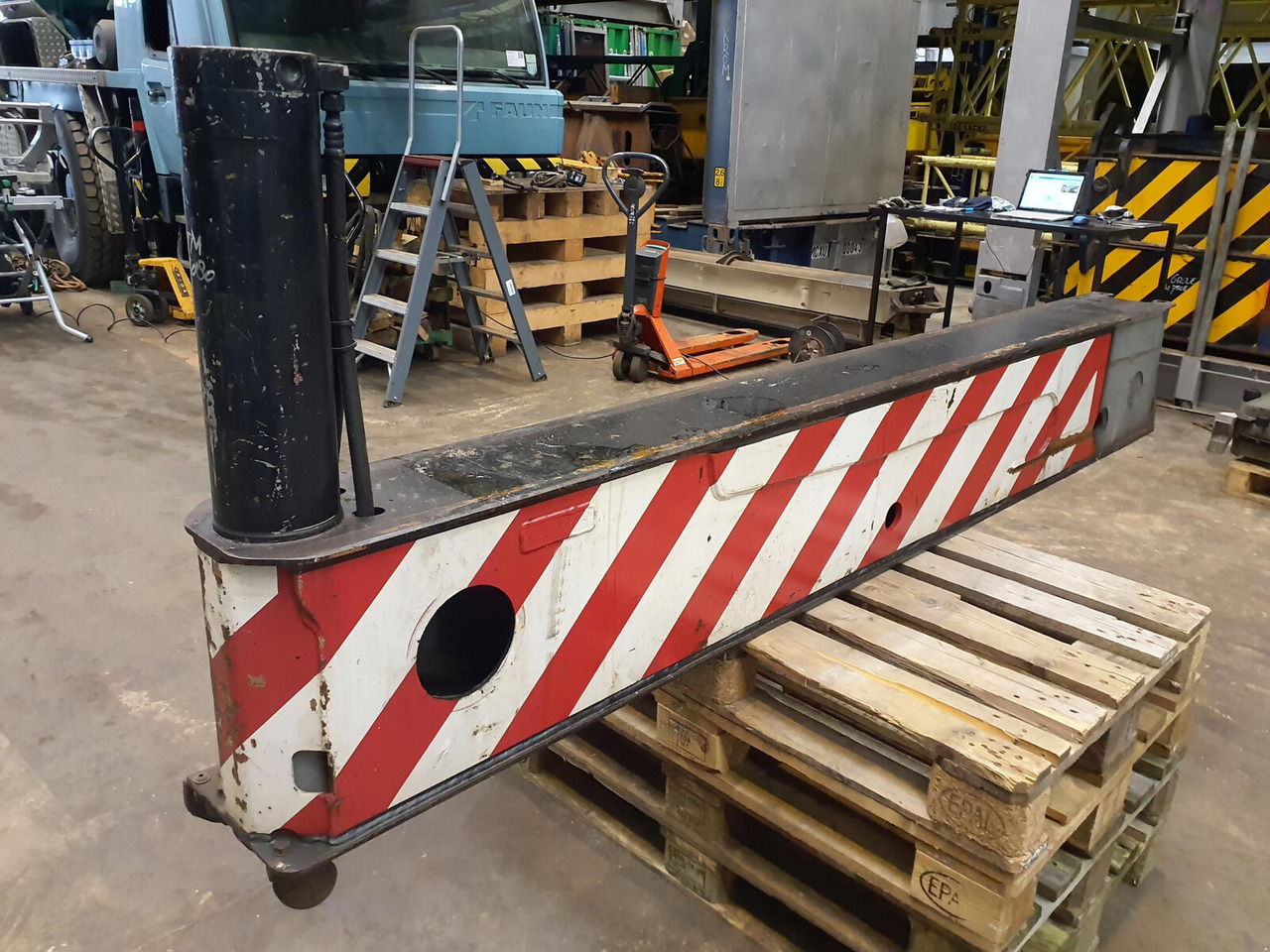 Liebherr LTM 1080-1 sliding beam complete front - Penangguhan untuk Derek: gambar 2 Liebherr LTM 1080-1 sliding beam complete front - Penangguhan untuk Derek: gambar 2