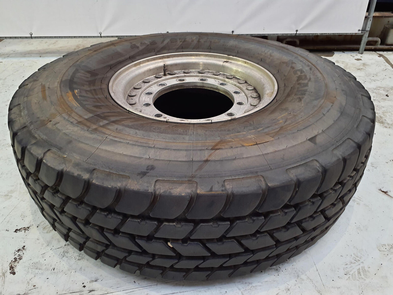 Michelin Wheel 445/95R25 12 9 2p alu - Roda untuk Derek: gambar 2 Michelin Wheel 445/95R25 12 9 2p alu - Roda untuk Derek: gambar 2
