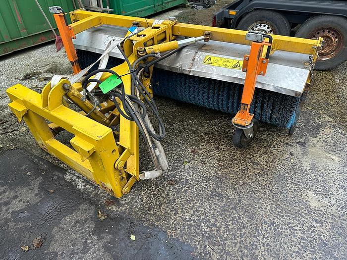 Aebi-Schmidt VKS 22-H - Sapu: gambar 1 Aebi-Schmidt VKS 22-H - Sapu: gambar 1