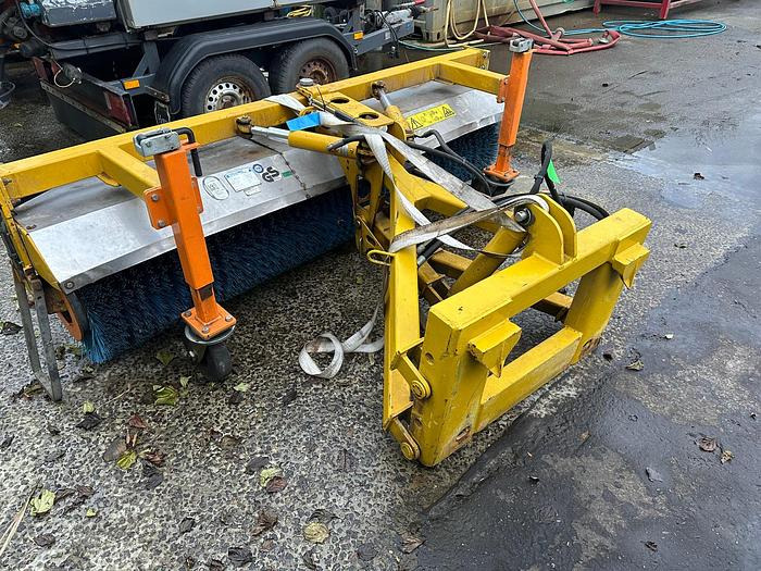 Aebi-Schmidt VKS 22-H - Sapu: gambar 4 Aebi-Schmidt VKS 22-H - Sapu: gambar 4