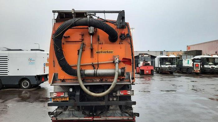 VOLVO M9 4x2R + Johnston Beam VX800 Road Cleaner - Penyapu jalan: gambar 3 VOLVO M9 4x2R + Johnston Beam VX800 Road Cleaner - Penyapu jalan: gambar 3