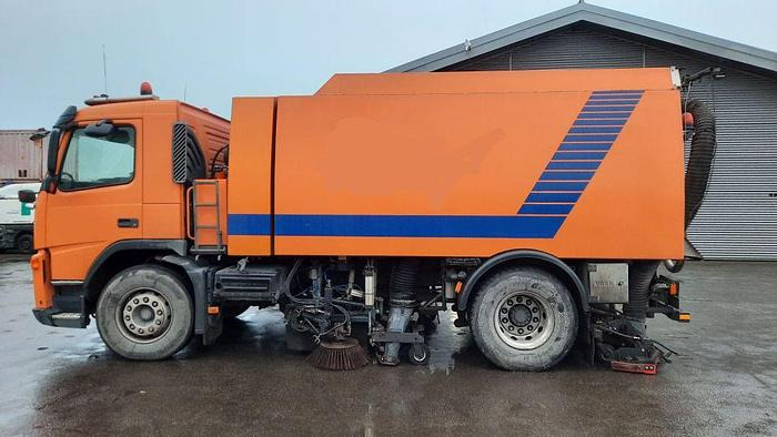 VOLVO M9 4x2R + Johnston Beam VX800 Road Cleaner - Penyapu jalan: gambar 1 VOLVO M9 4x2R + Johnston Beam VX800 Road Cleaner - Penyapu jalan: gambar 1