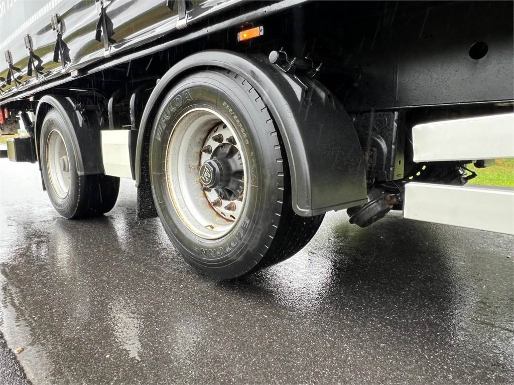 Krone 13,6 mtr gardin - lodretstående lift - Semi-trailer dengan terpal samping: gambar 3 Krone 13,6 mtr gardin - lodretstående lift - Semi-trailer dengan terpal samping: gambar 3