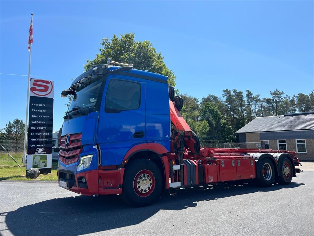 Mercedes-Benz Antos 2545 - HMF 1520K-RCkran - Truk skip loader: gambar 1 Mercedes-Benz Antos 2545 - HMF 1520K-RCkran - Truk skip loader: gambar 1