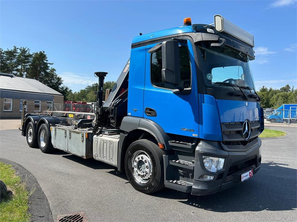 Mercedes-Benz Antos 2546 - Hiab 192 E kran - Truk skip loader: gambar 2 Mercedes-Benz Antos 2546 - Hiab 192 E kran - Truk skip loader: gambar 2