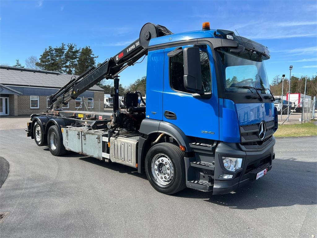 Mercedes-Benz Antos 2546 - Hiab 192 E kran - Truk skip loader: gambar 3 Mercedes-Benz Antos 2546 - Hiab 192 E kran - Truk skip loader: gambar 3