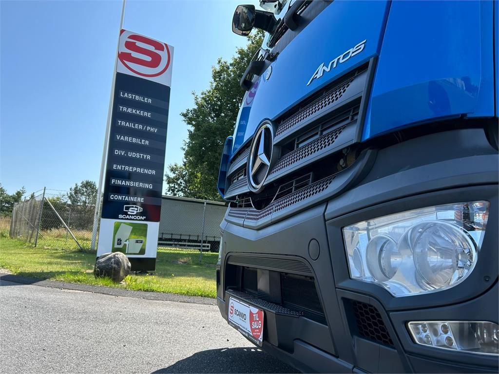 Mercedes-Benz Antos 2546 - Hiab 192 E kran - Truk skip loader: gambar 4 Mercedes-Benz Antos 2546 - Hiab 192 E kran - Truk skip loader: gambar 4